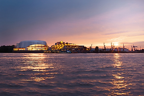 Stage Theater an der Elbe und Stage Theater im Hafen bei Sonnenuntergang mit Lichtspiegelung auf der Elbe