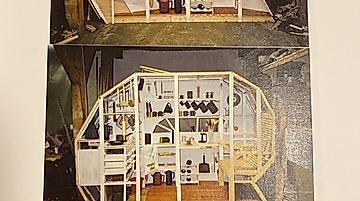 Geometrisches Holzregal im Atelier