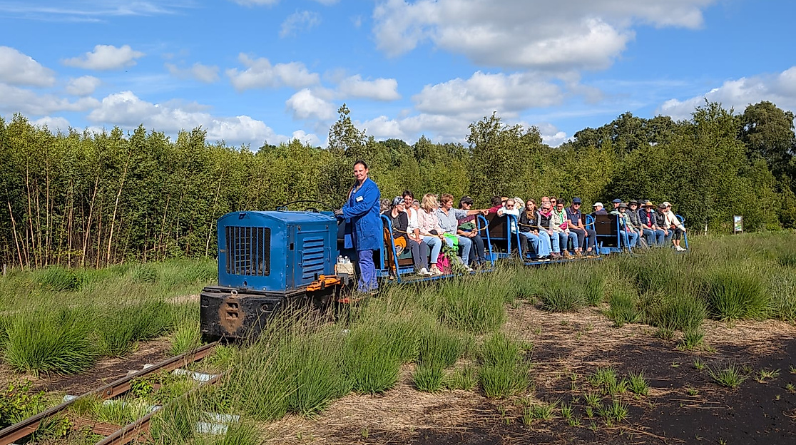 Besucher auf der Torfbahn