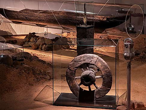 Archäologische Ausstellung, Wagenrad und Einbaum