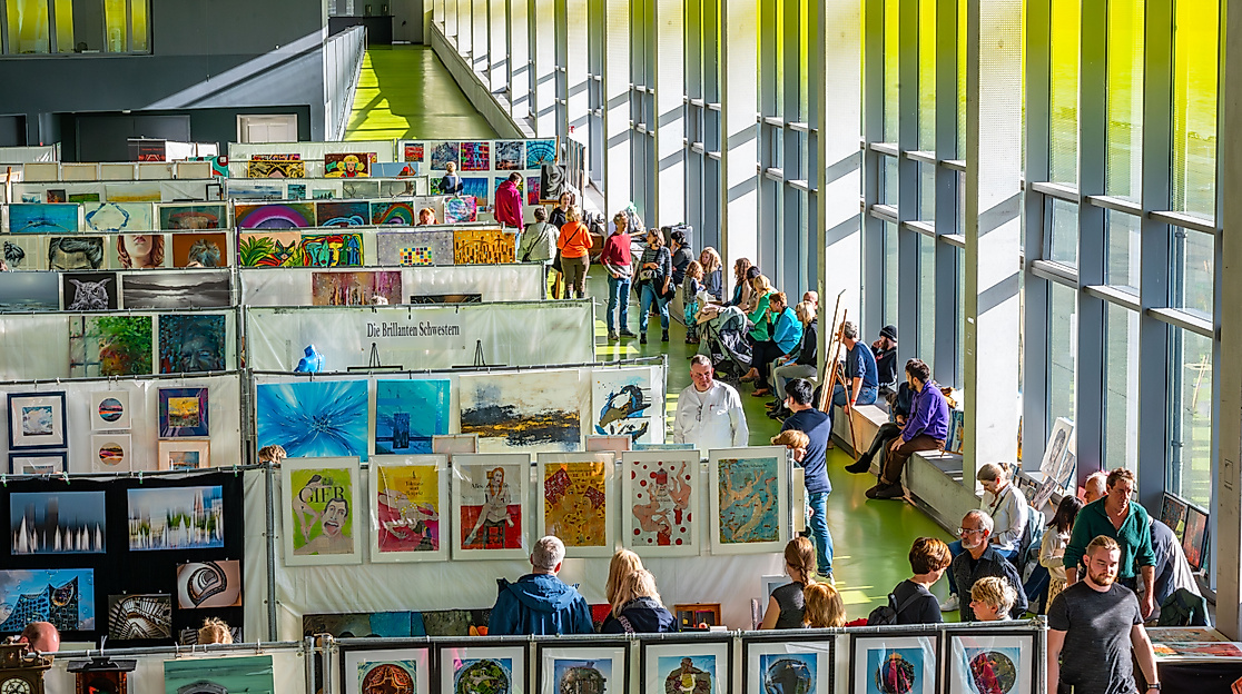 Halle_Cruise_Center_2