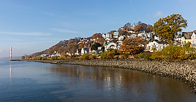 Herbstlicher Blick auf das Elbufer und das Treppenviertel in Hamburg-Blankenese mit Leuchtturm