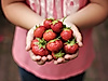 kind-haelt-erdbeeren-in-der-hand_c-skyla-design-arngdmnfujc-unsplash
