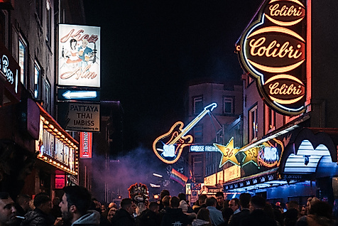 Reeperbahn in Hamburg bei Nacht