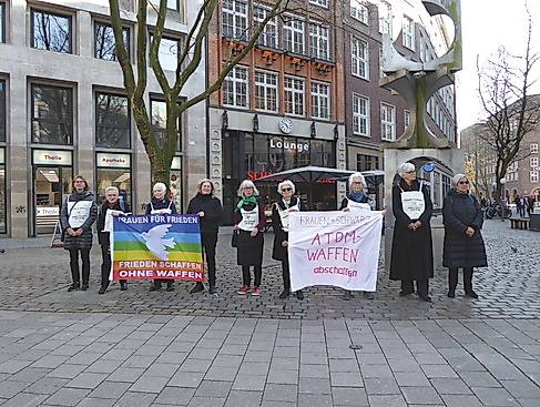 Salonnieren bei der Mahnwache der Frauen in Schwarz
