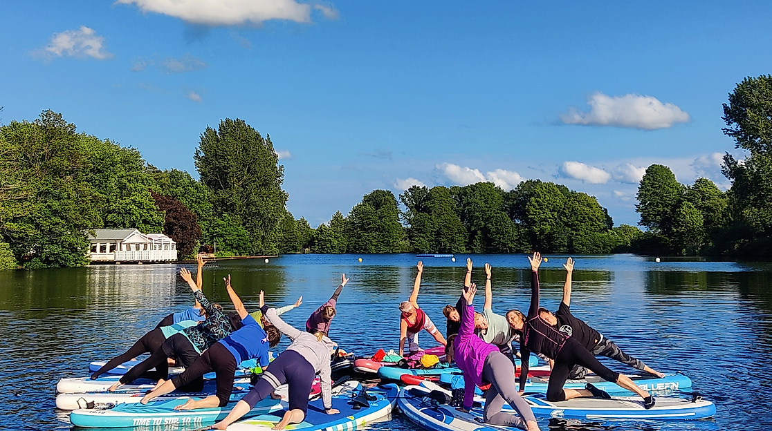 SUP-Yoga auf dem See – Entspannung trifft Natur

Erleben Sie Yoga auf eine ganz besondere Art: auf dem Stand-Up-Paddle-Board mitten auf dem Wasser! In idyllischer Umgebung mit Blick auf grüne Uferlandschaften und unter freiem Himmel verbinden wir Balance, Bewegung und Entspannung. Perfekt für alle, die Yoga und Natur lieben – Vorkenntnisse sind nicht erforderlich.