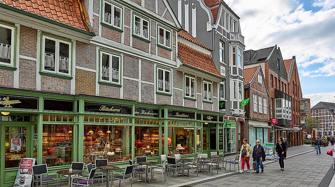 Fachwerkfassaden und Straßencafés in der Bergedorfer Innenstadt, belebte Einkaufsstraße bei Tageslicht
