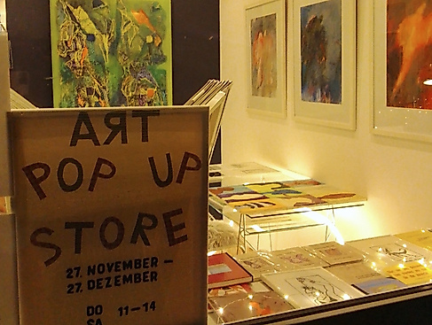 Ein Blick ins Innere: Der temporäre Kunstraum präsentiert Arbeiten aus dem Kreis Steinburg – liebevoll arrangiert, hell beleuchtet und voller einzelner Entdeckungen.