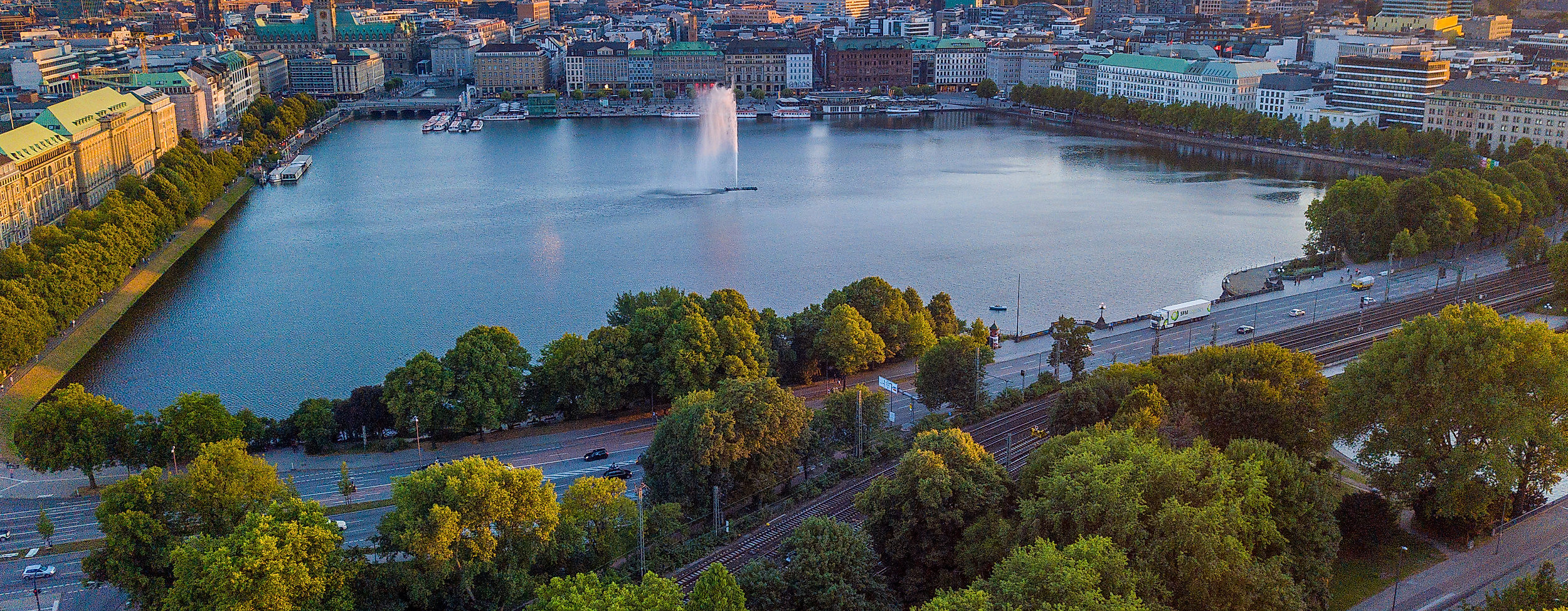 Binnenalster-in-Hamburg-von-oben-C-Lars Meinel-AdobeStock_