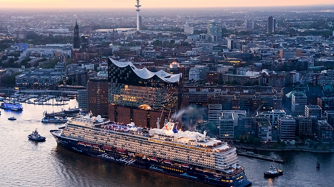 Mein Schiff Kreuzfahrtschiff vor der Elbphilharmonie auf der Elbe