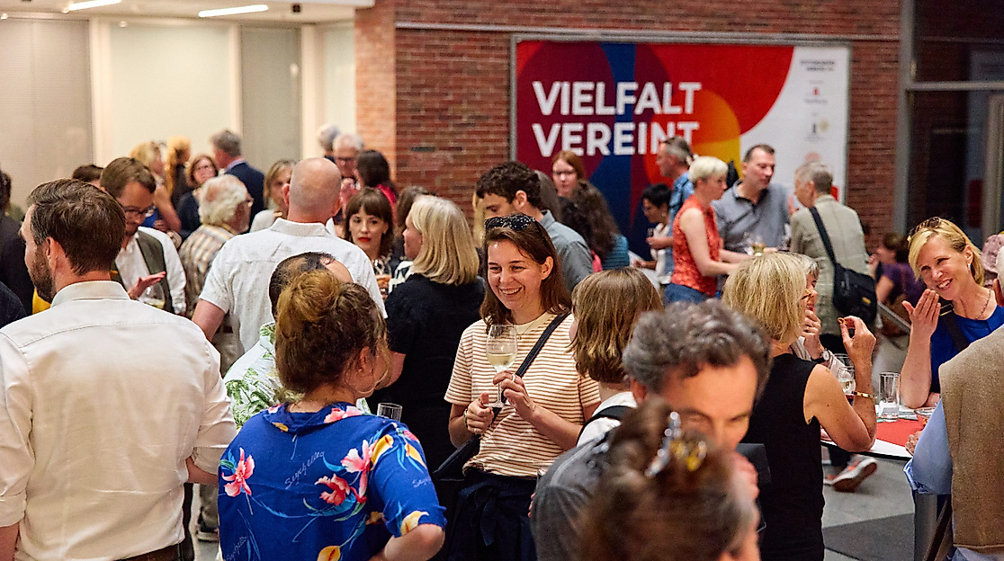 W2024_09_bsh_stiftungstage_auftakt_kann_kunst_demokratie_retten_0985-scaled