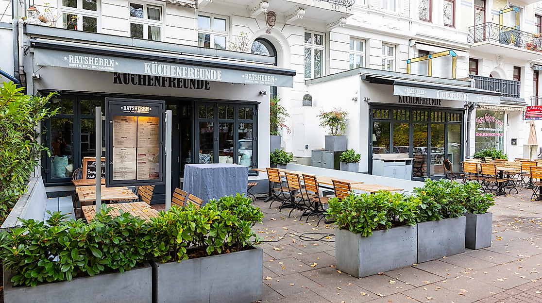 Restaurant Küchenfreunde in Eppendorf mit eleganter Außenterrasse vor historischer Altbaufassade