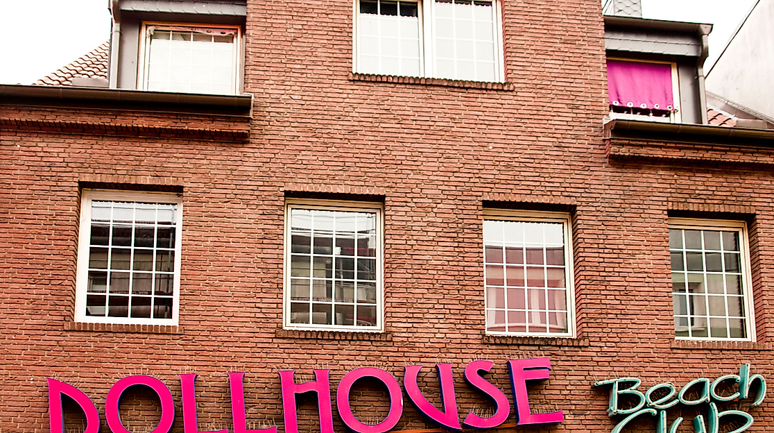 dollhouse_front2_c-2018_tschreiber