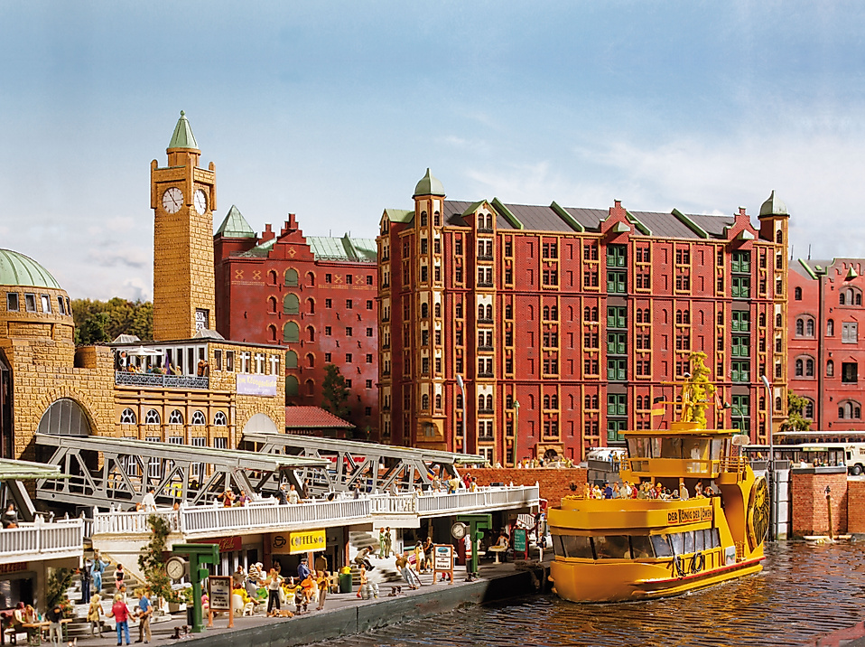 Modell der Landungsbrücken mit Fähre im Miniatur Wunderland Hamburg