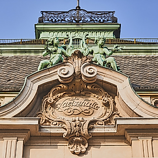 Detailansicht des reich verzierten Giebels der Laeiszhalle Hamburg mit Ornamenten und grünem Kupferdach