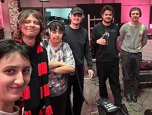 Gruppenfoto im Musikstudio