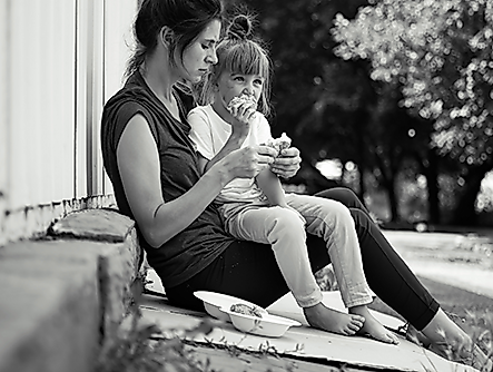 Armut in Hamburg - Alleinerziehende Frau mit Kind