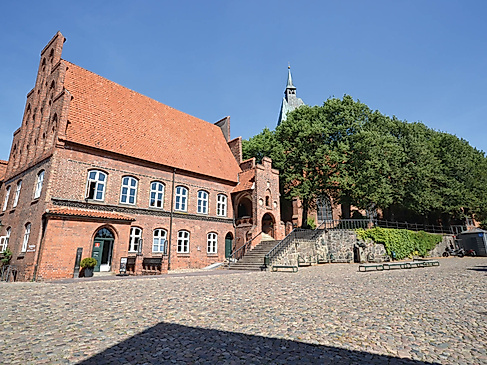 das-historische-rathaus-auf-dem-moellner-marktplatz