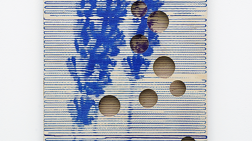 Jaewon Kim, a bunch of purple lines, Honigwaben, Pappe, Holz, automatisierte Zeichnung mit blauem und violettem Filzstift, 70 x 30 x 2cm, 2025