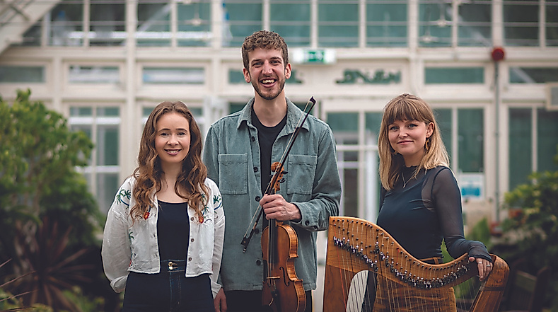 Rebecca Hill & Charlie Stewart mit Mischa MacPherson