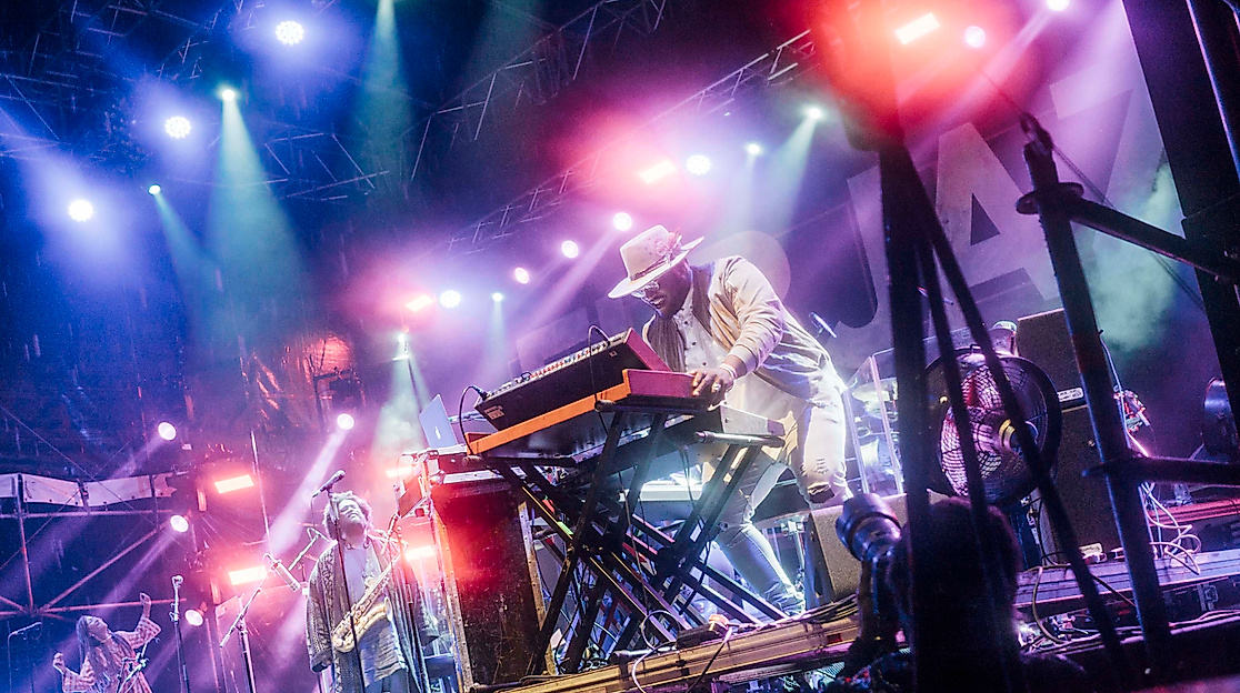 Keyboarder auf bunt beleuchteter Bühne beim Elbjazz Festival, eindrucksvolle Lichtshow und Jazz-Atmosphäre.
