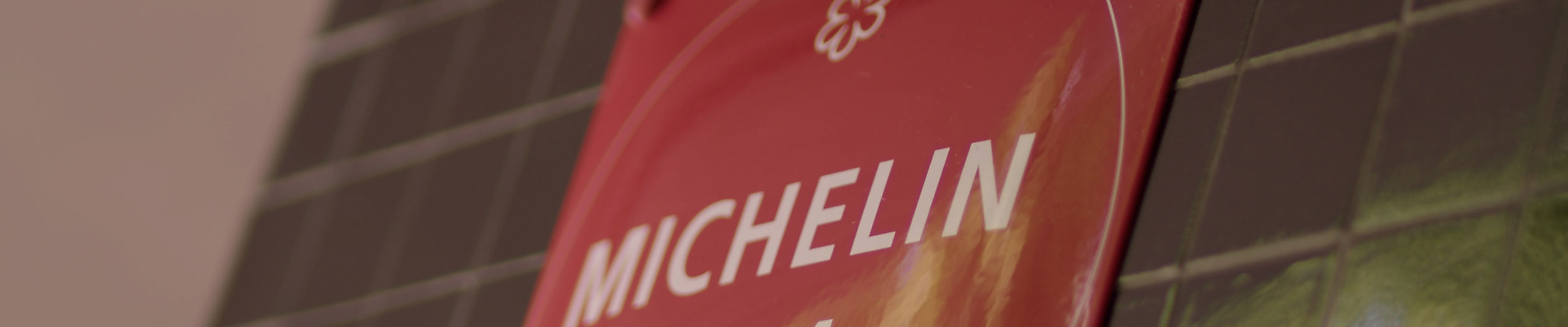 Michelin-Auszeichnung an der Fassade vom Zeik