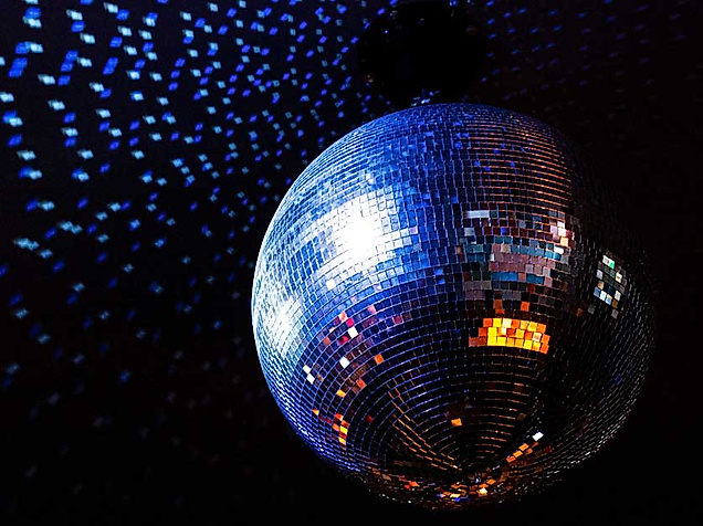 Glitzernde Diskokugel im Dunkeln – Symbol für queeres Nachtleben, Tanz und Community in Hamburg