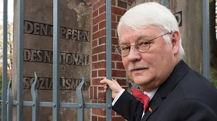 Mann vor Gedenkstätte