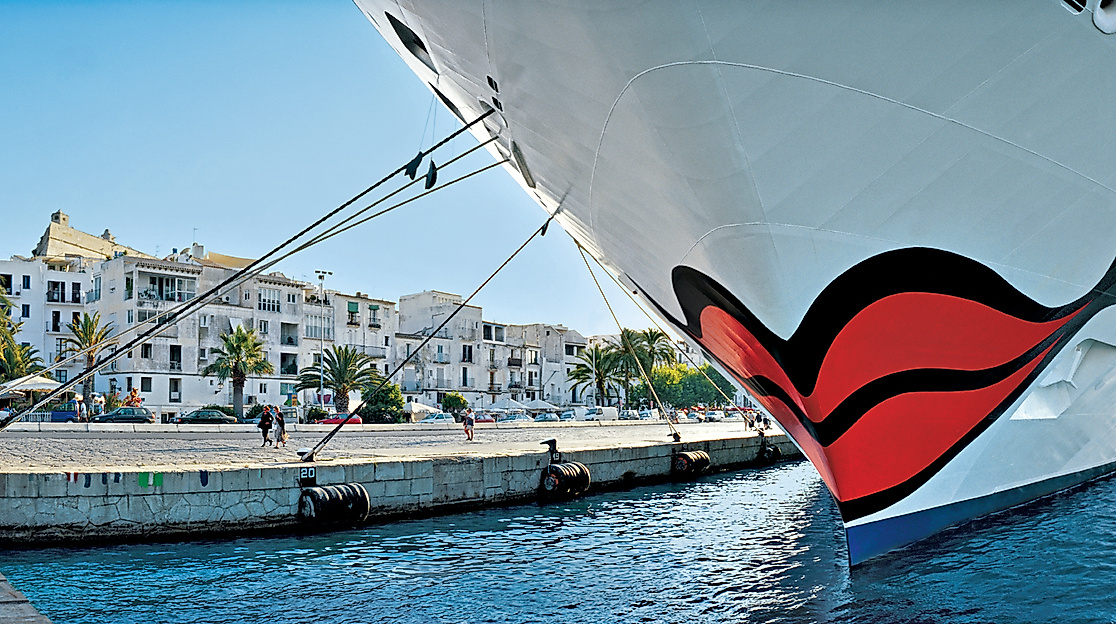 aidacara_im_hafen_c-aida-cruises