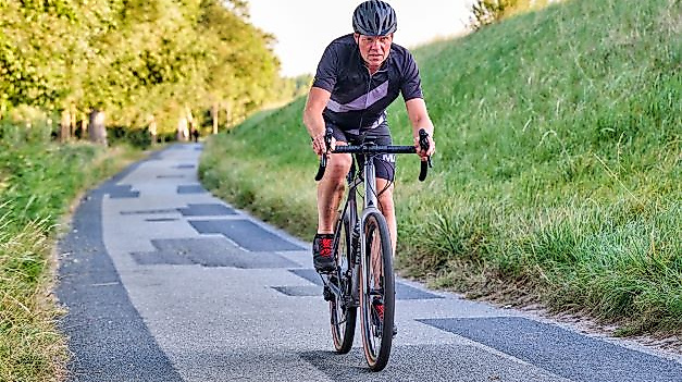 Rennradfahrer_Ostedeich web