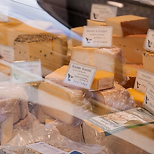 Käse liegen in der Käsetheke vom regionalen Anbieter Gut Karlshöhe