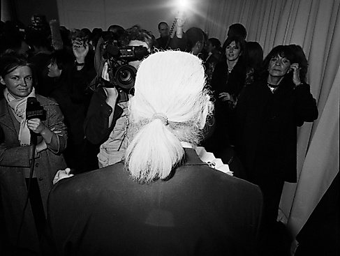 Volker Hinz, Karl Lagerfeld nach einer Prêt-á-porter-Schau, Paris, 1998;