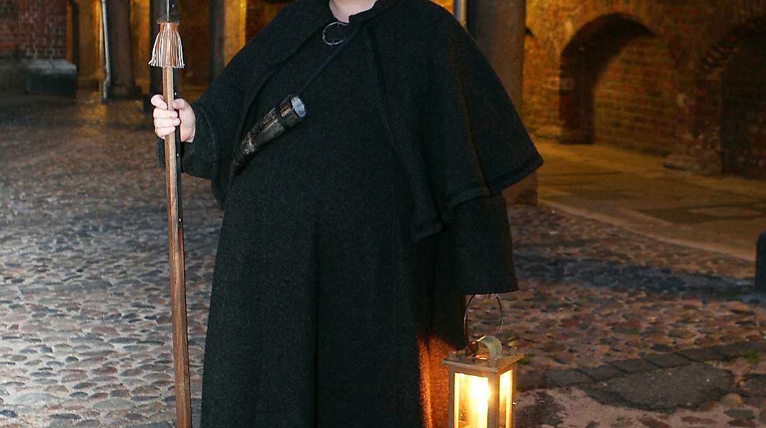 Mit Hellebarde und Licht durch die Gänge