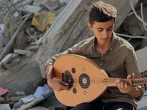 Samih Al-Madhoun findet Hoffnung darin, inmitten der Trümmer in Gaza weiter zu singen.
