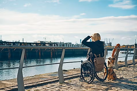 Rollstuhlfahrerin in HafenCity