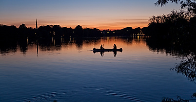 aussenalster_kanu-im-sonnenuntergang_c-joerg-modrow