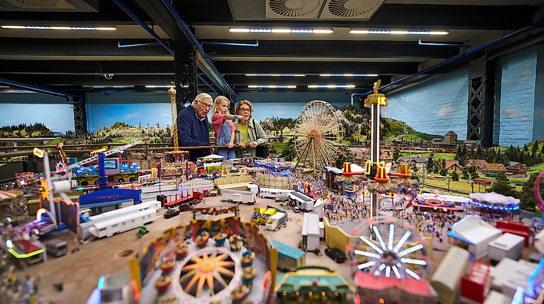 Großeltern mit Mädchen im Miniatur Wunderland