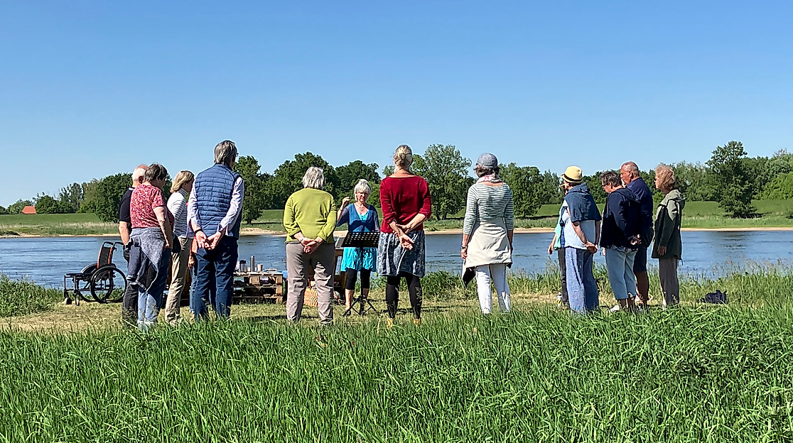 Offenes Singen an der Elbe