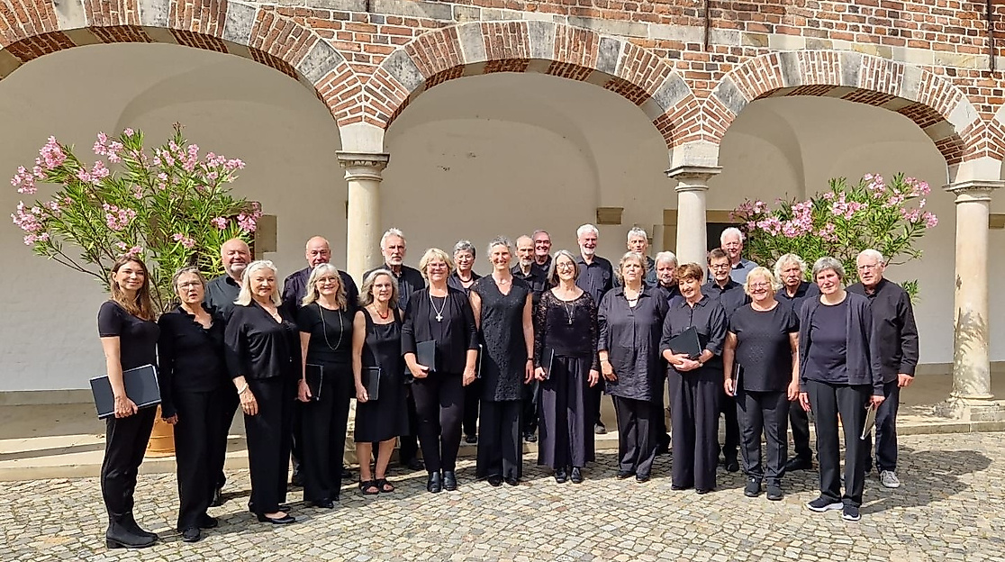 2025-vokalkreis-reinbek-im-schlosshof_privat