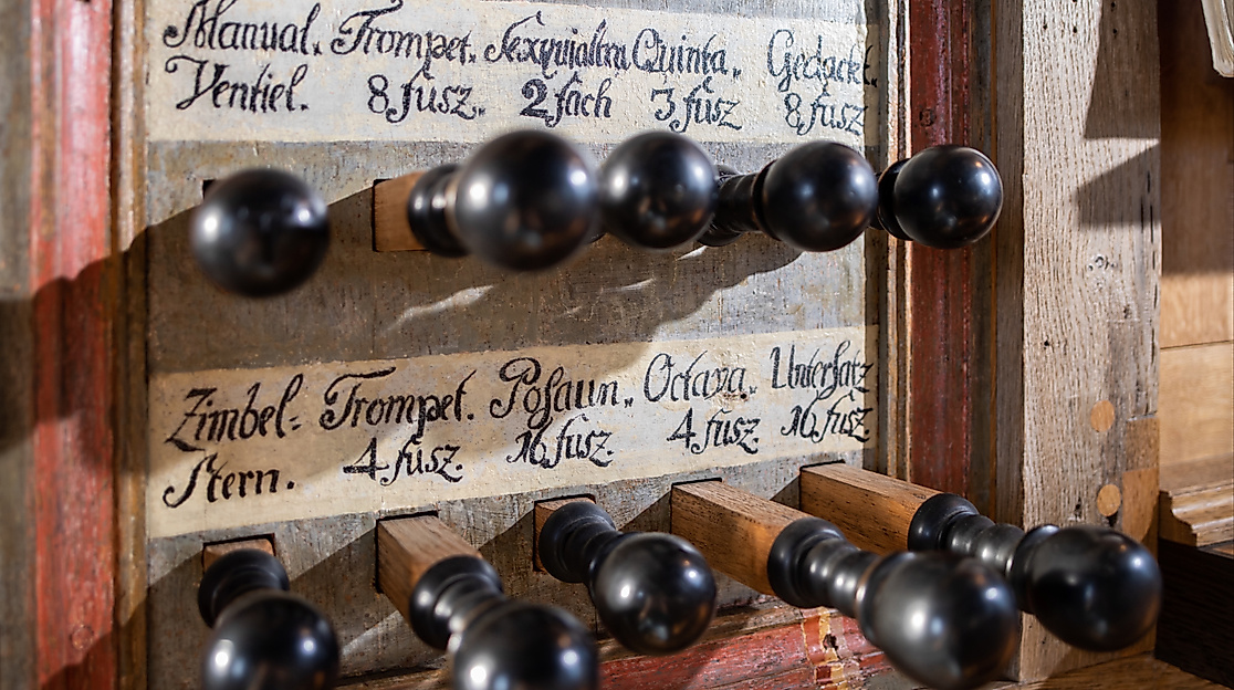 Registerzüge der historischen Wiese-Orgel