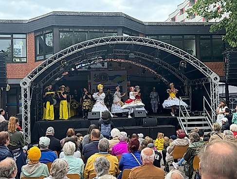 Brasilianische Tanz- und Musikgruppe auf der Marktplatzbühne