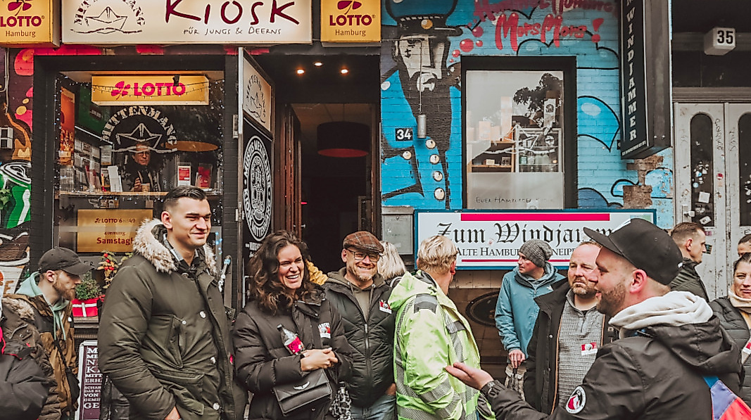Kiez Kiosk bei Tag mit KultKieztour Gästen