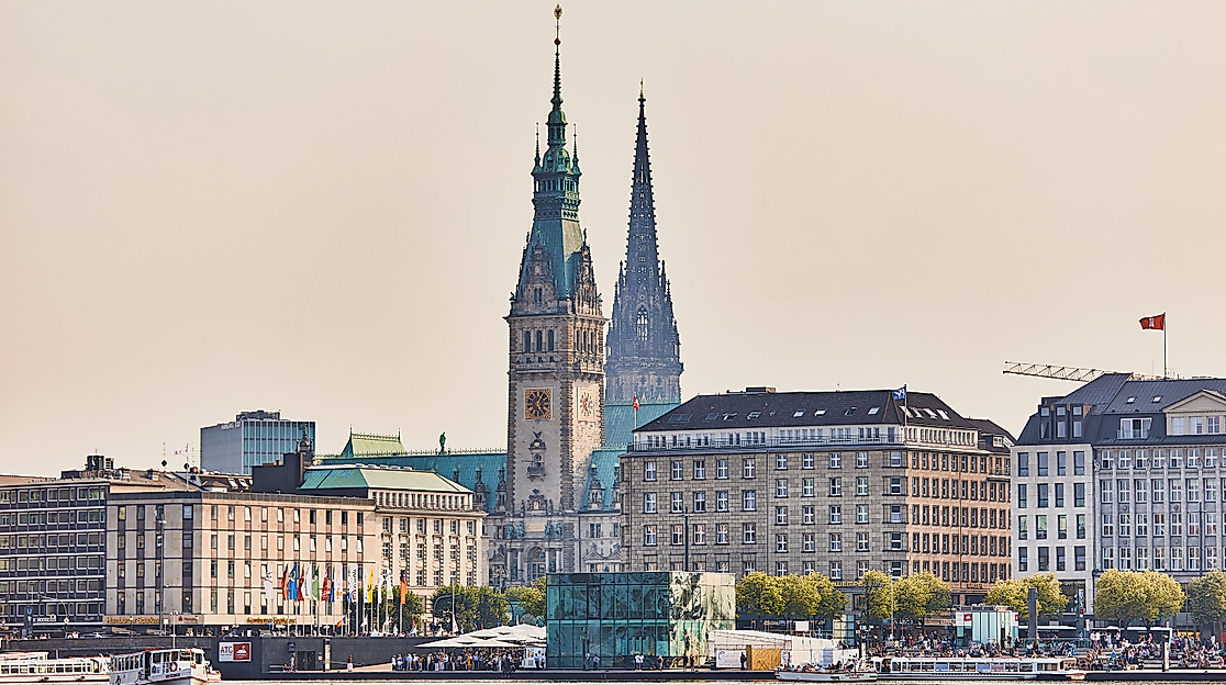 Binnenalster mit Blick auf Jungfernstieg und Rathaus