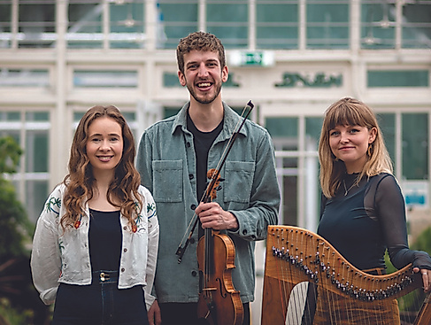 Rebecca Hill & Charlie Stewart mit Mischa MacPherson