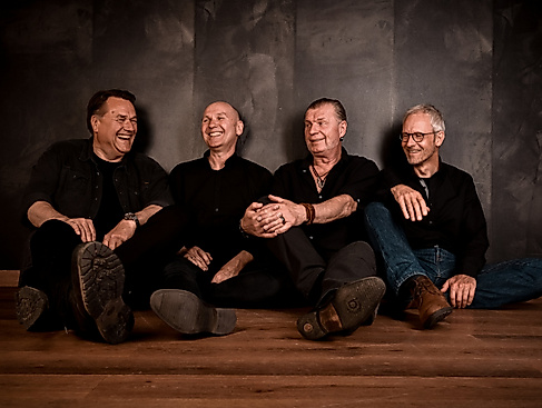 Bild 2 - BrickhouseBlues Band sitzend - Farbig-1