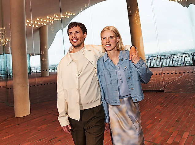 Fröhliches Paar in der Elbphilharmonie Hamburg