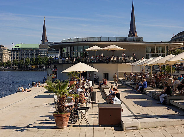Sonnige Restaurantterrasse am Jungfernstieg mit barrierefrei zugänglichen Sitzbereichen direkt an der Alster.