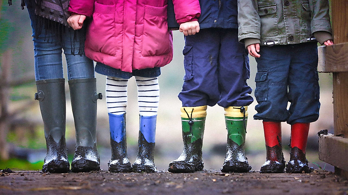 web-kinderflohmarkt-kinderkleidung-shoppen-flohmaerkte-c-ben-wicks-unsplash