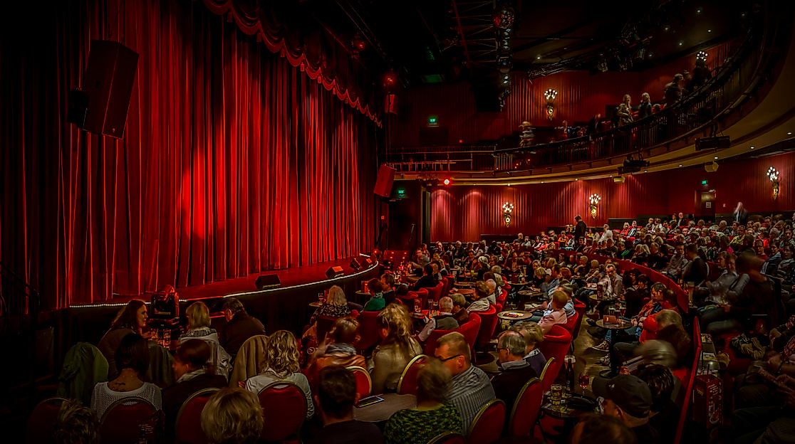 Publikum wartet gespannt auf den Vorstellungsbeginn im Schmidt Theater