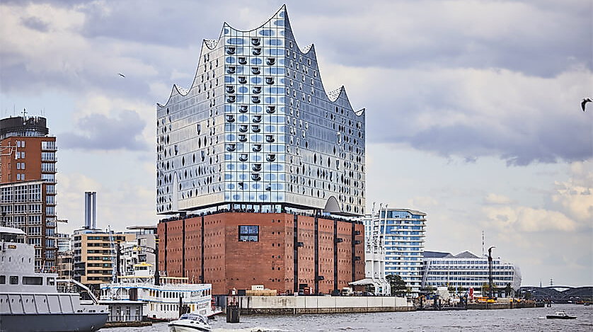 Blick vom Wasser auf Elbphilharmonie in Hamburg